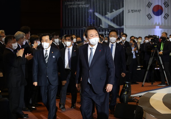 윤석열 대통령이 5일 서울 삼성동 코엑스에서 열린 제59회 무역의날 기념식에 입장하고 있다.