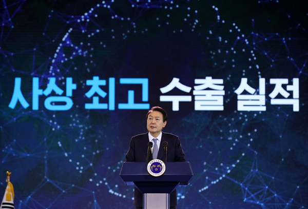 윤석열 대통령이 5일 서울 삼성동 코엑스에서 열린 제59회 무역의날 기념식에서 축사를 하고 있다. 