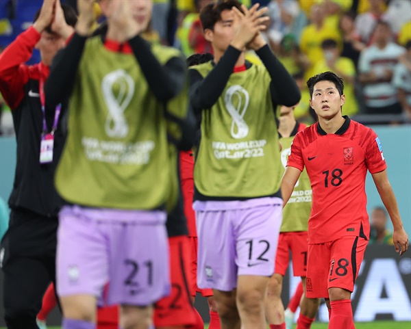 이강인의 첫 월드컵 도전은 여기까지 6일(한국시간) 카타르 도하 974스타디움에서 열린 2022 카타르 월드컵 16강전 대한민국과 브라질의 경기에서 1-4로 패한 대표팀 이강인이 경기장을 나서고 있다.