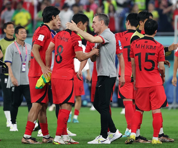 지난 6일 오전(한국시간) 카타르 도하 974 스타디움에서 열린 2022 카타르 월드컵 16강전 한국과 브라질 경기. 1-4로 패해 8강 진출에 실패한 한국 대표팀의 파울루 벤투 감독이 백승호, 조규성 등 선수들을 격려하고 있다.
