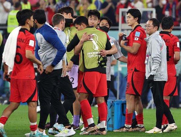 동료들 안아주는 손흥민 6일 오전(한국시간) 카타르 도하 974 스타디움에서 열린 2022 카타르 월드컵 16강전 한국과 브라질 경기. 1-4로 패해 8강 진출에 실패한 한국 대표팀 손흥민이 정우영을 안아주고 있다.