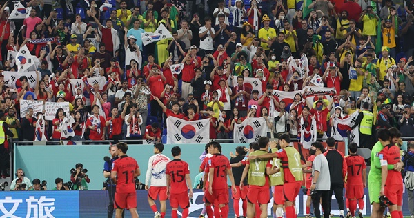 아쉽지만 좌절금지 6일 오전(한국시간) 카타르 도하 974 스타디움에서 열린 2022 카타르 월드컵 16강전 한국과 브라질 경기. 1-4로 패해 아쉽게 8강 진출에 실패한 한국 선수들이 아쉬워하고 있다.