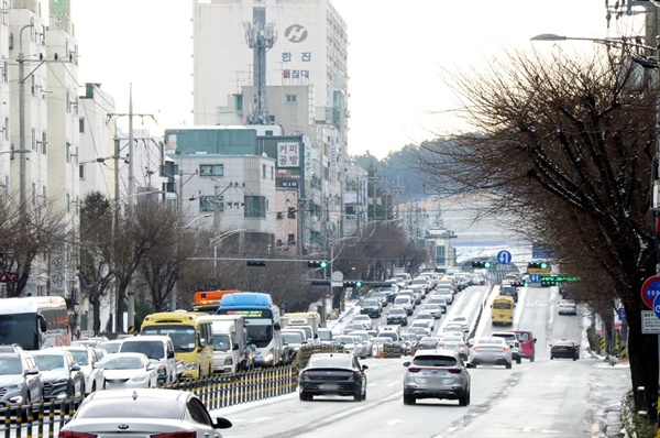 적설량 0.4㎝ 첫눈에 청주 도심이 마비되면서 출근길 교통대란 사태가 벌어졌다. 평소 20~30분이면 이동이 가능했던 거리가 1시간30분 정도 소요되면서 시민들은 큰 불편을 겪었다. (사진 뉴시스)