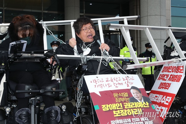 전장연 "이동하고 교육받고 노동하고 지역사회에 함께 살고 싶어"  이형숙 전국장애인차별철폐연대(전장연) 공동상임대표가 지난 6일 서울 여의도 국회 의원회관 앞에서 "장애인도 이동하고 교육받고 노동하고 지역사회에 함께 살고 싶다"라며 윤석열 정부의 '장애인 권리 예산 확대 편성'을 요구하고 있다. 