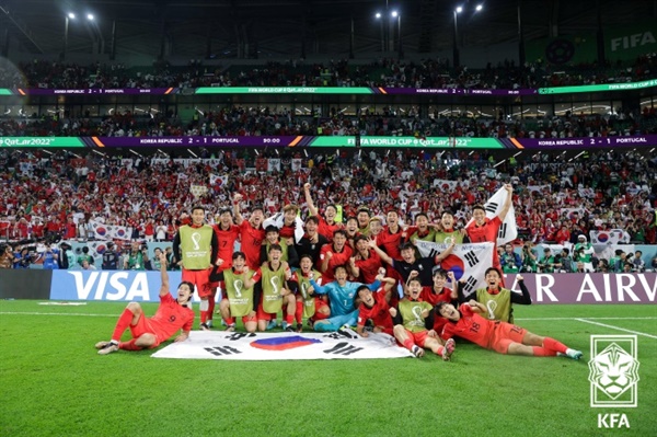 한국 대표팀 지난 3일 포르투갈전에서 2-1 승리를 거둔 한국 대표팀이 경기 후 기념촬영을 하고 있다.