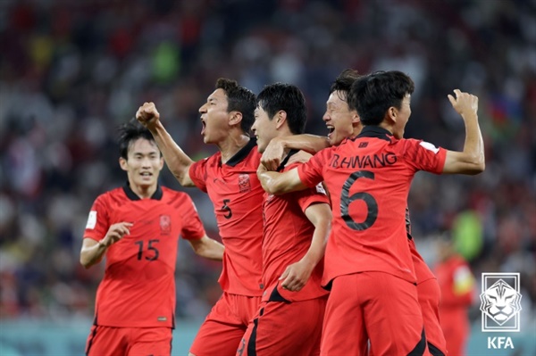한국 대표팀 2022 카타르 월드컵 포르투갈전에서 김영권의 득점 이후 함께 기쁨을 나누고 있는 한국 대표팀 선수들