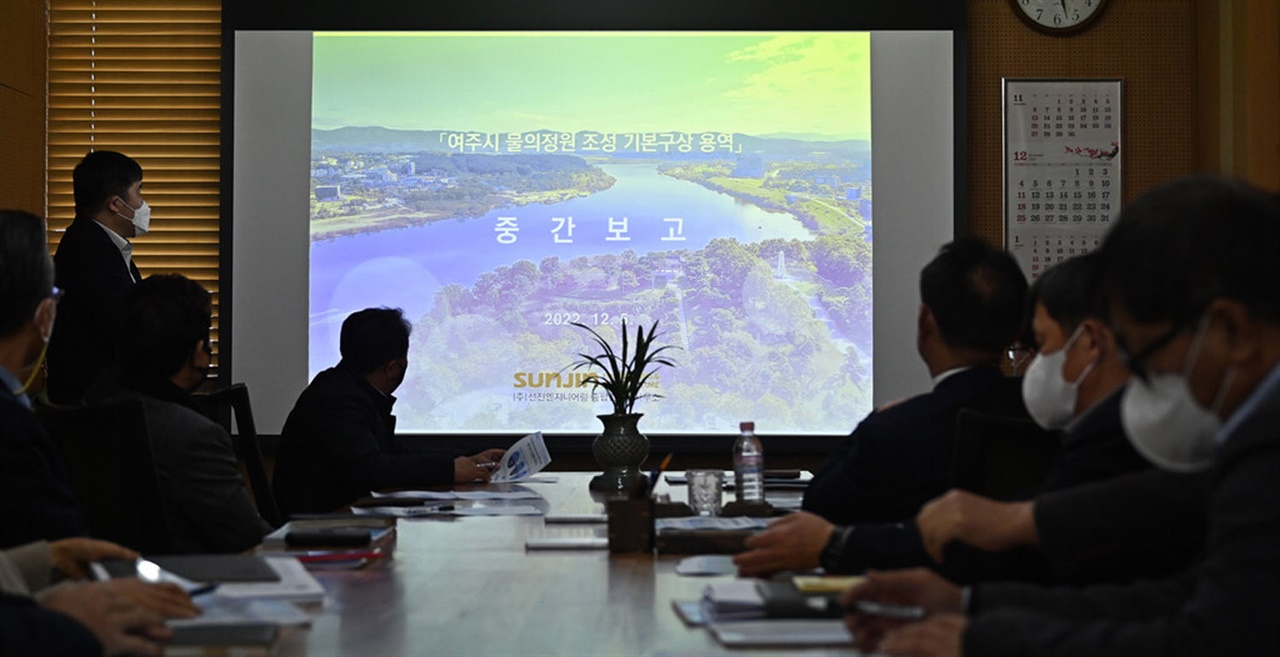 경기 여주시가 환경부와 함께 남한강 일대에 30만㎡ 규모의 강변공원 조성을 추진한다.