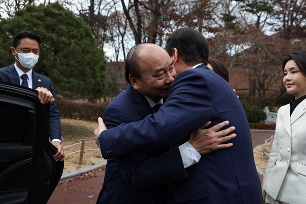 윤석열 대통령이 6일 오후 청와대 상춘재에서 응우옌 쑤언 푹 베트남 국가주석과 차담을 한 뒤 헤어지며 포옹을 하고 있다. 