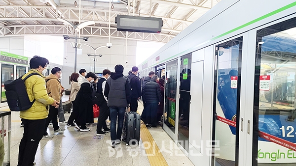 용인시는 경전철역에 스크린도어를 설치하고 지난달 18일부터 운영에 들어갔다. 하지만 오류로 인한 사고가 이어지면서 시민들은 불안해 하고 있다. 사진은 기흥역 모습(자료사진)