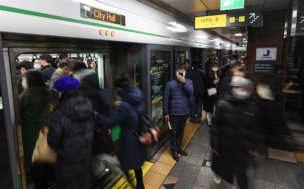 지난 1일 오전 서울 2호선 시청역에서 승객들이 오가고 있다. 
