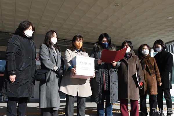 보육교사 평가제 처우개선비 문제에 대해 고양시 어린이집 연합회가 대규모 탄원서를 제출했다.

