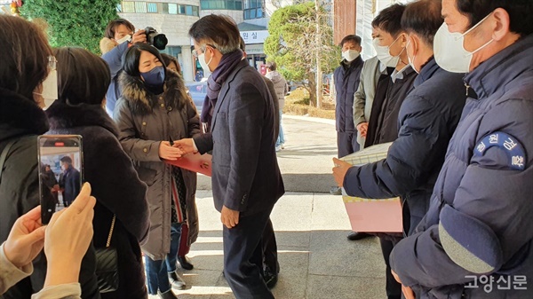 2시간 가까이 본관 앞에서 기다린 끝에 이동환 시장을 만나 탄원서를 전달하는 어린이집연합회.

