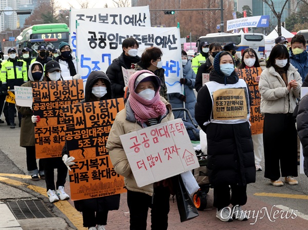 내놔라공공임대농성단이 지난 7일 오후 서울 여의도 국회 앞에서 공공임대 예산안 전액 통과를 촉구하며 오체투지를 진행하고 있다.