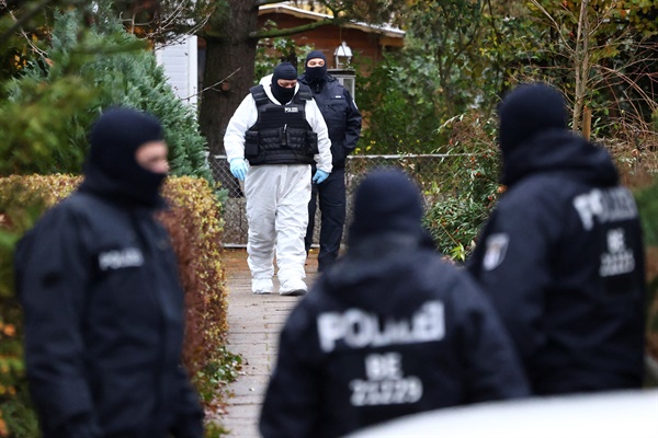 독일 경찰이 7일(현지시간) 의회 무장공격을 기획한 혐의를 받는 극우단체 관련자 검거 직후 주변을 경비하고 있는 모습.