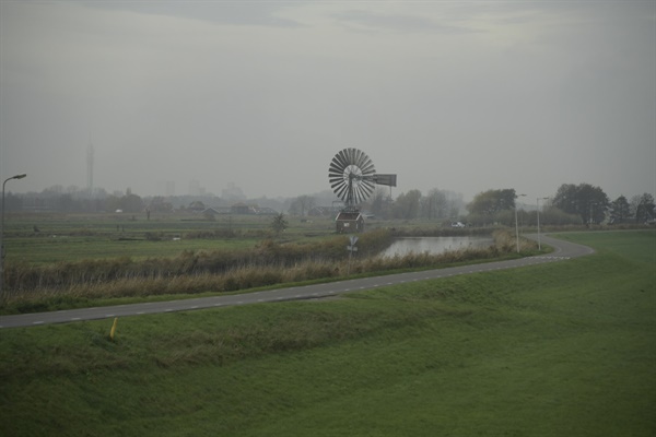 지평선까지 뻗은 목초지 그 위에서 펼쳐지는 대자연이 향연의 네덜란드. 아름다운 그 자체다 