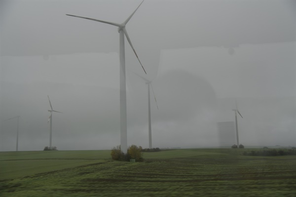 드넓은 들판에 평화로이 서 있는 풍력 발전기 또한 한폭의 그림으로 장식된다 