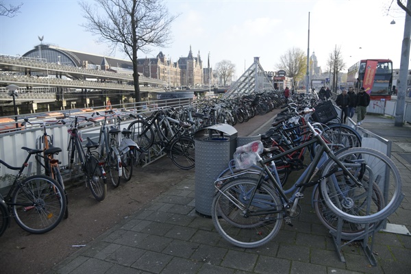 뻬곡이 들어선 엠스테르담의 자전거 주차장의 저전거들. 네덜란드 사람들이 얼마나 많이 자전거를 이용하고 있는지를 단적으로 보여준다