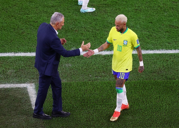     Neymar (à direita, 30 anos), da seleção brasileira de futebol, é recebido pelo técnico Chichi (61) aos 35 minutos do segundo tempo da partida da Copa do Mundo do Catar 2022 contra a Coreia, no Estádio 974, em Doha, no Catar.  5 (hora local).  Neymar, que sofreu uma lesão no tornozelo na partida do Grupo G contra a Sérvia no dia 24 do mês passado, marcou de pênalti para ajudar o Brasil a vencer por 4 a 1 naquele dia.