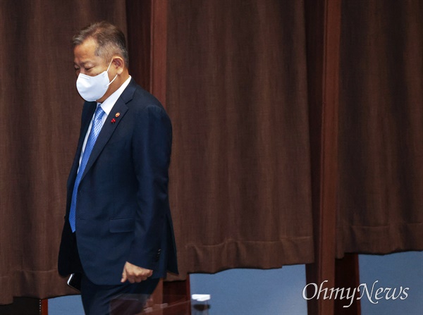 박홍근 외 168명 의원이 ’이태원 압사 참사’에 책임을 물어 이상민 행안전부장관의 해임건의안이 발의된 8일 오후 서울 여의도 국회 본회의에 이 장관이 참석한 뒤 자리를 나서고 있다.