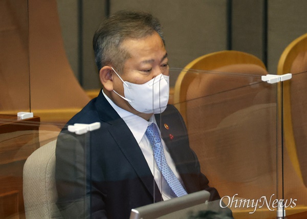 박홍근 외 168명 의원이 ’이태원 압사 참사’에 책임을 물어 이상민 행안전부장관의 해임건의안이 발의된 8일 오후 서울 여의도 국회 본회의에 이 장관이 참석하고 있다.