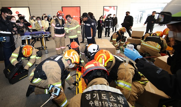 김동연 경기도지사가 8일 오전 수원시 권선구 롯데몰 수원점에서 열린 2022년 사회재난 대비 道-기관 합동훈련에서 재난 상황 발생 및 구조활동에 대한 훈련을 살펴보고 있다.