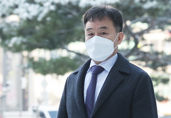 뇌물공여 혐의로 기소된 김만배 씨가 지난 2022년 12월 6일 오전 경기도 수원시 영통구 수원지방법원에서 열린 공판에 출석하고 있는 모습.