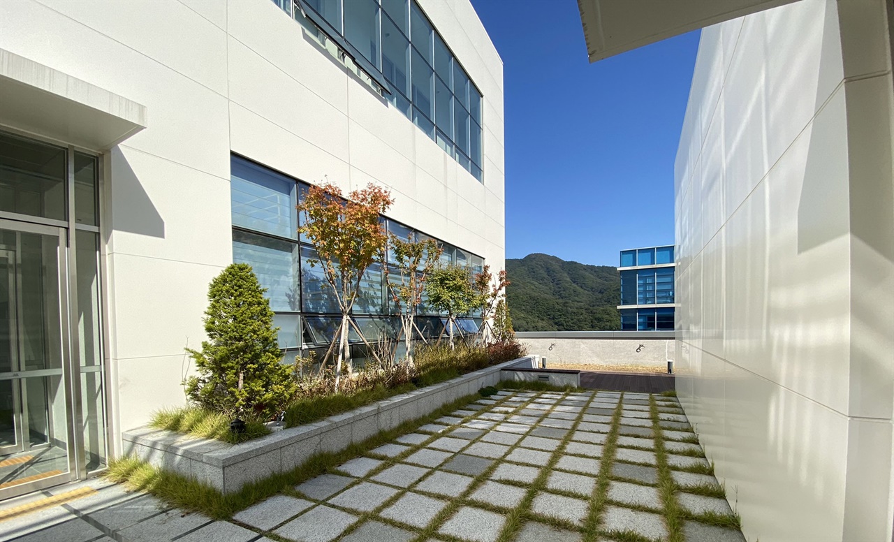 경기 성남시가 ‘제4회 하늘 정원상’ 대상 수상 작품으로 중원구 상대원동에 있는 센터엠 지식산업센터 건축물을 선정했다.