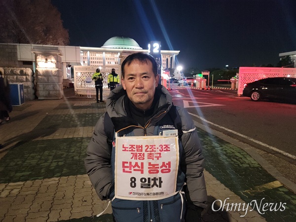 지난 7일 밤, 단식 8일차인 유성욱(58) 택배노조 CJ대한통운본부 본부장을 국회 앞 농성장에서 만났다.