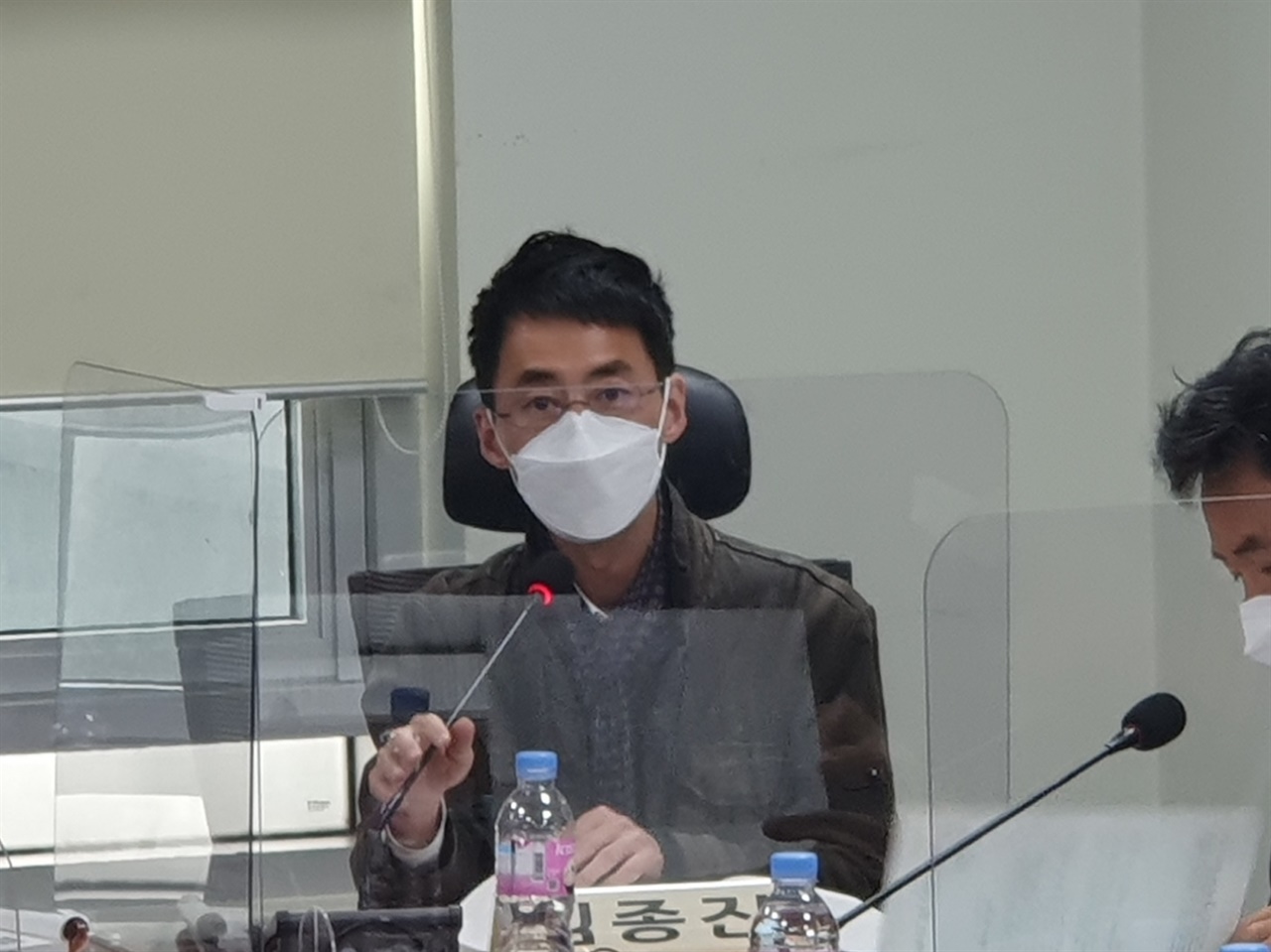 8일 국회의원회관에서 열린 정책세미나에서 김종진 (사)유니온센터이사장이 주제발표를 하고 있다.