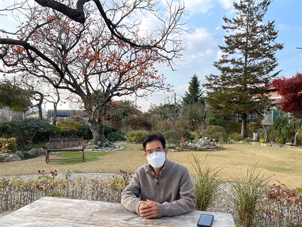 지난 11월 6일 김형극씨가 조성한 경기도 안성시의 개인 주택 정원에서 인터뷰하고 있다.