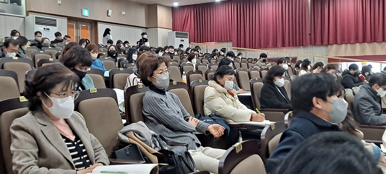 지난 9일 충남 공주시에 위치한 충남교육청교육연수원에서는 '학교 평화통일교육 업무 담당자 배움자리'가 열렸다. 