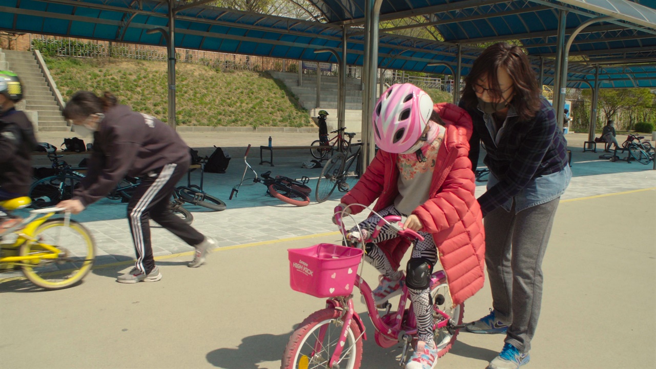1학년 해냄 활동은 두발 자전거를 배워서 행주산성 라이딩까지 다녀오는 것이다. 학기 초, 1학년들이 두발 자전거를 탈 수 있도록 마을 방과후 교사들이 돕고 있다.