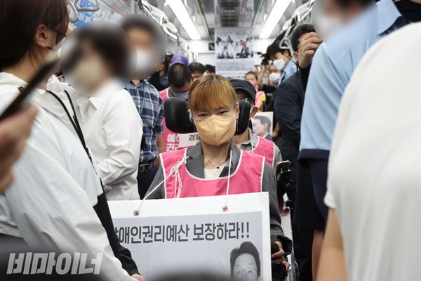 장애인 활동가가 장애인권리예산 보장을 촉구하며 출근길 지하철 타기를 하고 있다. 