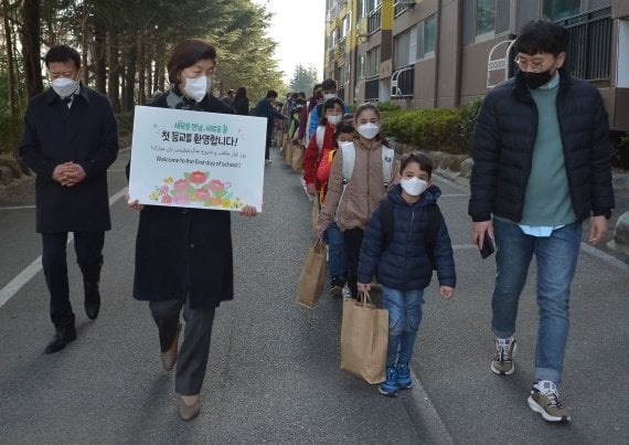  지난 3월 21일 아프가니스탄 특별기여자 자녀들의 첫 등굣길을 함께한 노옥희 울산교육감의 모습.