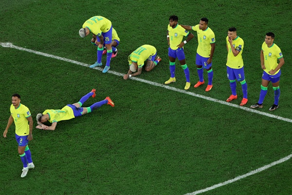  크로아티아에 패배한 브라질 선수들이 좌절하고 있다