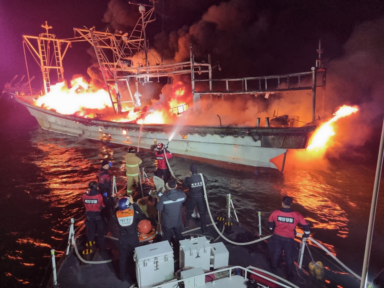 보령해경이 선박 화재를 진압하고 있다. 