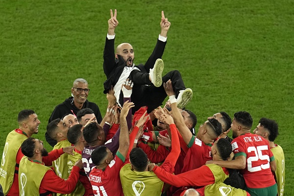  6일(현지시간) 카타르 알라이얀 에듀케이션 시티 스타디움에서 열린 2022 카타르 월드컵 16강전 모로코 대 스페인 경기에서 모로코가 승리했다. 이날 모로코는 스페인을 승부차기에서 3-0으로 누르고, 월드컵 출전 52년 만에 첫 8강 진출을 이뤘다. 사진은 16강전 승리 후 모로코 축구 대표팀 감독 왈리드 라크라키가 선수들의 헹가래를 받는 모습(자료사진).