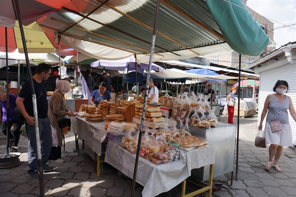 시장 어딜가나 그들의 주식인 레뾰쉬카 빵 향기가 코를 자극했다.