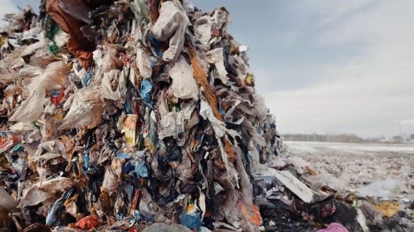 잔뜩 쌓여있는 쓰레기 산, 모두 의류 폐기물이다(출처: https://youtu.be/4C5F3eCBVR4)
