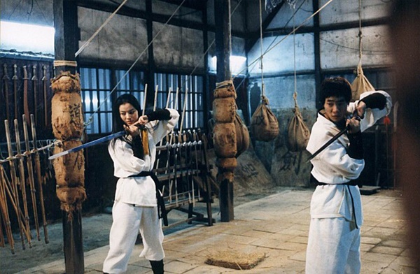  류승범(오른쪽)과 윤소이는 <아라한 장풍대작전>에서 많은 액션장면들을 대역 없이 직접 소화했다.