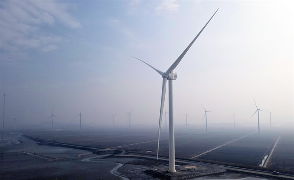 두산에너빌리티가 2022년 1월 전라남도 영광군 백수읍 국가풍력실증센터에 설치한 8MW 해상풍력발전기 전경.