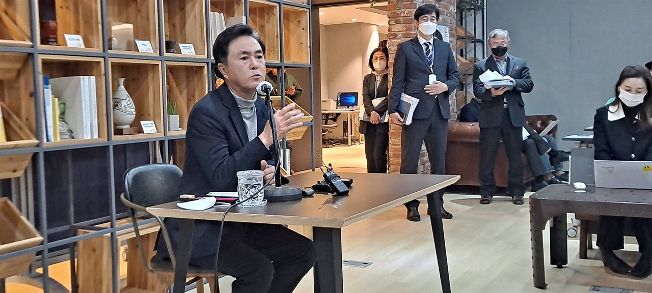 김태흠 충남지사가 기자들을 만나 사립유치원 예산삭감에 대해 해명하고 있다. 