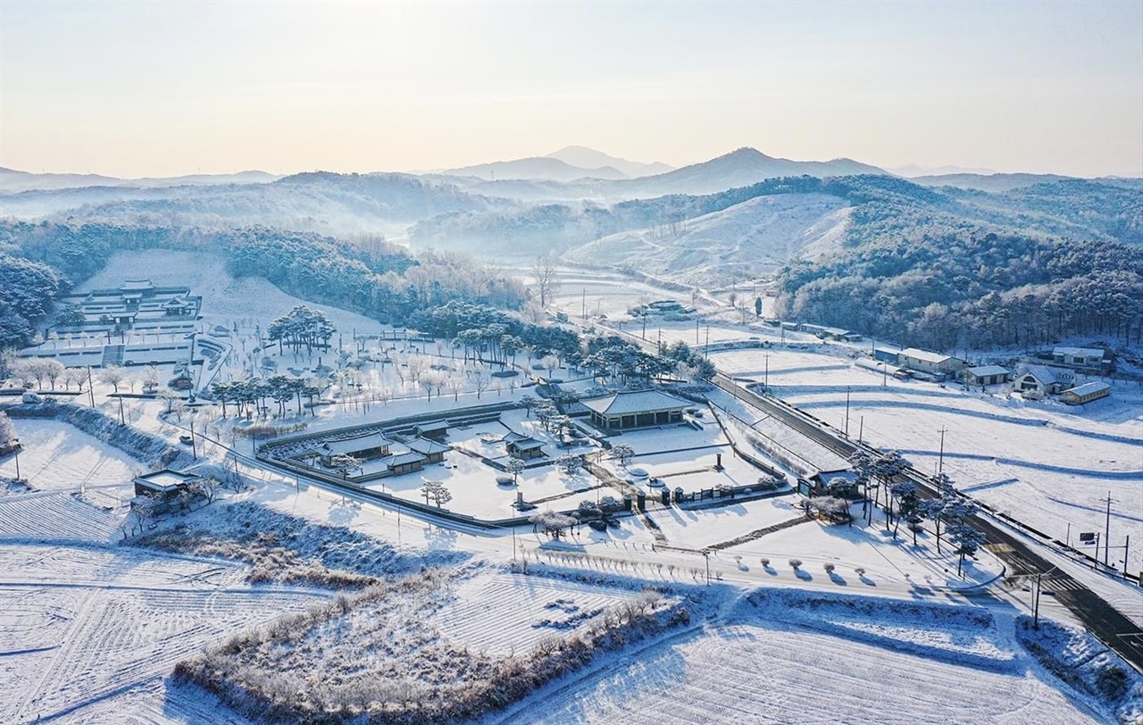  밤사이 많은 눈이내려 쌓이면서 홍성군 전 지역은 온통 하얗게 변했다. 사진은 홍성군 강산면 김좌진 장군 생가지에 눈이 내린 모습이다.