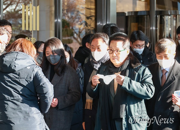 지난해 12월 14일, 박지원 전 국정원장이 서해 공무원 피격 사건 관련해서 서초동 서울중앙지검에서 조사를 받기 위해 출석하는 모습.