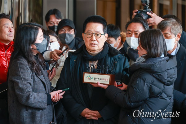 박지원 전 국정원장이 서해 공무원 피격 사건 관련해서 14일 오전 서초동 서울중앙지검에서 조사를 받기 위해 출석하고 있다. 