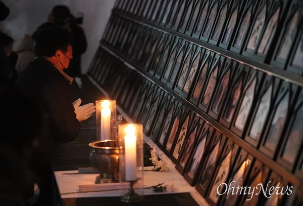 14일 오후 서울 용산구 녹사평역 부근 이태원 광장에 마련된 ‘10.29이태원 참사 희생자 합동분향소’에서 유가족들이 직접 희생자들의 영정사진을 놓으며 오열하고 있다.