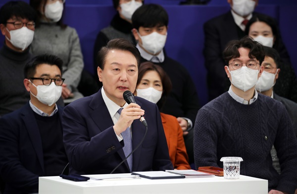 윤석열 대통령이 15일 서울 청와대 영빈관에서 열린 제1차 국정과제 점검회의를 주재하고 있다.