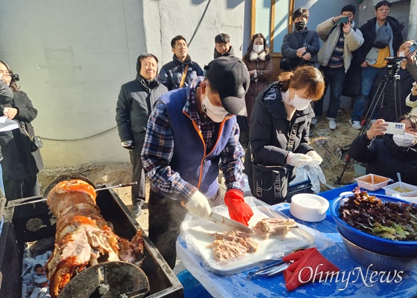 이슬람사원 건축을 반대하는 대구 북구 대현동 주민들이 15일 낮 건축현장 입구에서 돼지고기 바비큐 파티를 하고 있다.