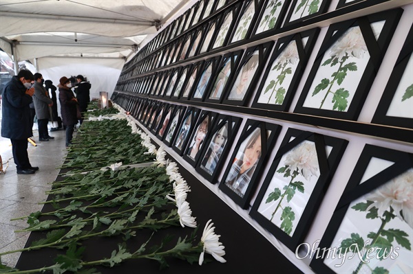 진나 2022년 12월 15일 오후 서울 용산구 녹사평역 부근 이태원 입구에 마련된 '10.29이태원 참사 희생자 합동분향소'에서 시민들이 방문해 희생자들을 추모하고 있다.