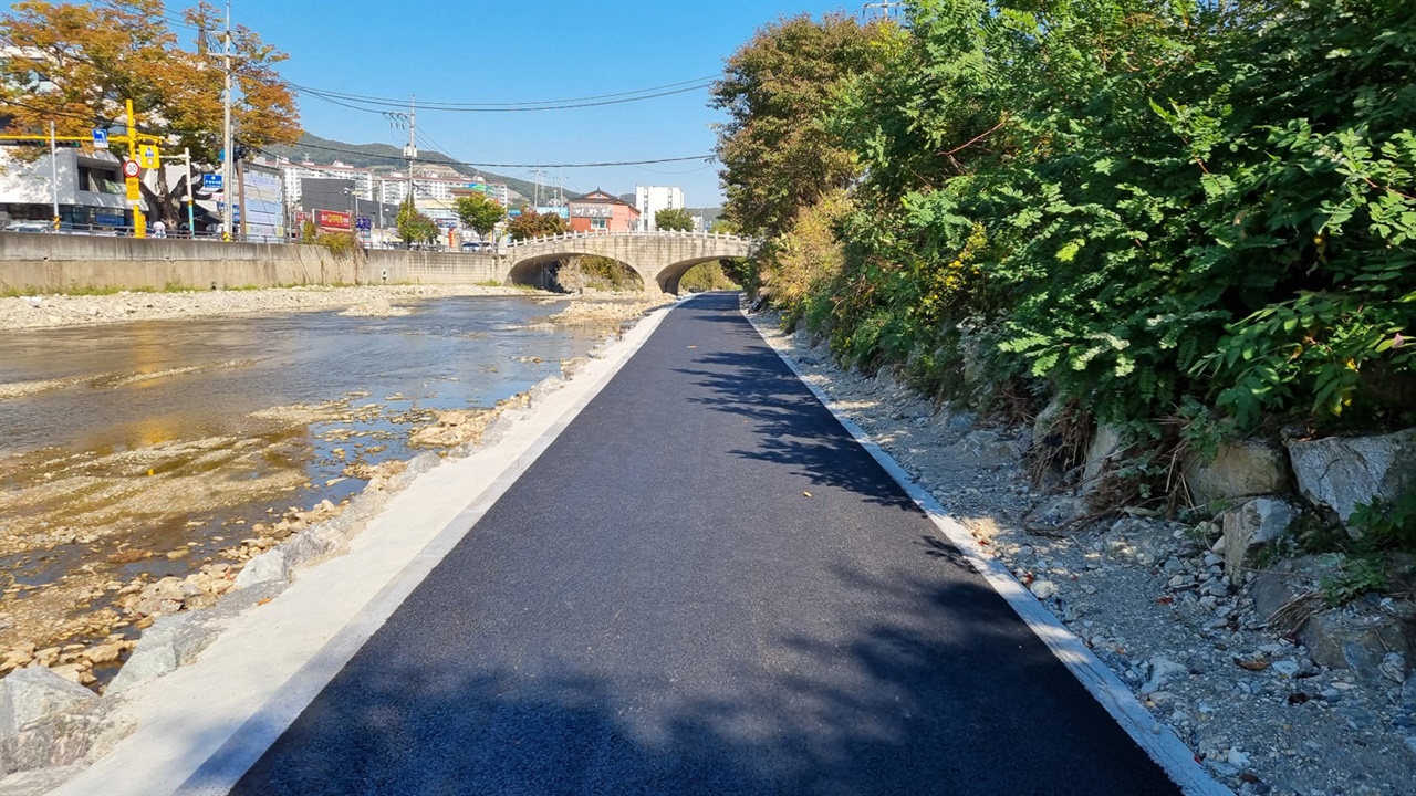  경기 용인시가 처인구 모현읍 능원리 본동2교에서 오산2교에 이르는 오산천 1.24km 구간에 산책로를 조성했다.